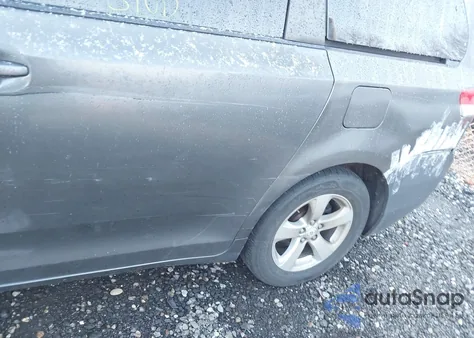 2011 Toyota Sienna Le V6 z USA, uszkodzony, nr VIN 5TDKK3DC5BS105447